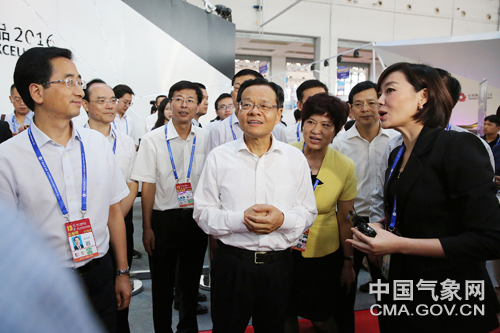 广西自治区主席陈武参观气象装备和服务展