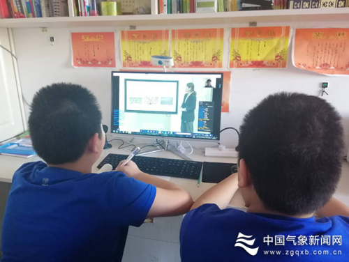 Colorful online science outreach activities carried out on the occasion of WMD